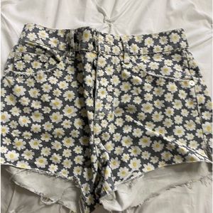 🤍3/35 ZARA flowered print jean shorts